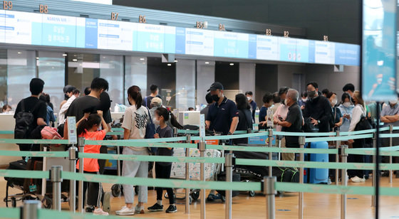 지난 14일 인천국제공항 제2여객터미널이 출국하려는 여행객들로 북적이고 있다. 2022.9.14/뉴스1