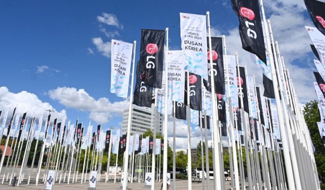 LG전자가 최근 유럽 최대 가전전시회 ‘IFA 2022’가 열린 ‘메세 베를린(Messe Berlin)’ 전시장 입구에 LG 
브랜드와 ‘2030 부산세계박람회’ 유치를 위한 깃발 광고 160여 개를 설치해 전 세계 관람객들의 눈길을 사로잡았다.