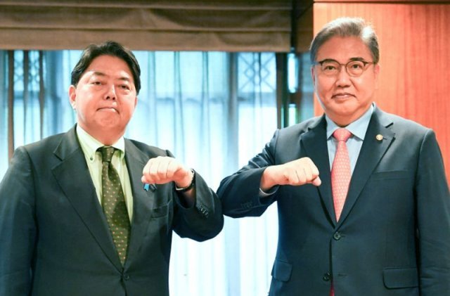 박진 외교부 장관(오른쪽)과 하야시 요시마사 일본 외상이 19일(현지 시간) 미국 뉴욕 맨해튼의 한 호텔에서 만나 팔꿈치를 맞대며 인사를 나누고 있다. 사진공동취재단