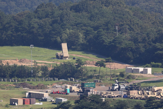 경북 성주군 초전면 소성리 사드(THAAD·고고도 미사일 방어체계) 기지에서 사드 발사대가 하늘을 향해 세워져 있고, 발사대 주변으로 사드 기지 정상화를 앞두고 여러 종류의 차량과 물자가 대기하고 있다. 2022.8.18/뉴스1