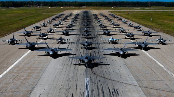 미 공군이 창설 75주년인 18일(현지시간) 알래스카 아일슨 기지에서 F-22,와 F-35A스텔스전투기 등 총 75대의 전투기를 동원해 '엘리펀트 워크' 훈련을 실시하고 있다.  출저=미 태평양공군사령부 홈페이지