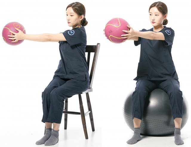 안정된 표면(왼쪽) 또는 불안정한 표면(오른쪽)에서 앉은 자세로 균형을 유지하려면 양옆과 머리 위, 전방으로 뻗는다. 눈으로는 움직이는 방향의 반대 방향 또는 같은 방향 쪽을 보도록 한다. 실버케어 가이드북