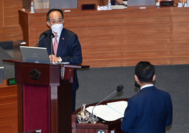 추경호 경제부총리 겸 기획재정부 장관이 21일 오후 서울 여의도 국회에서 열린 본회의 경제 분야 대정부 질문에서 김수흥 더불어민주당 의원의 질문에 답변하고 있다. 사진공동취재단