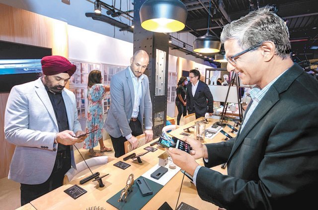 8월 미국 뉴욕에서 열린 갤럭시 언팩 행사에서 관람객들이 갤럭시Z 플립4와 폴드4를 체험하고 있다. 삼성전자 제공