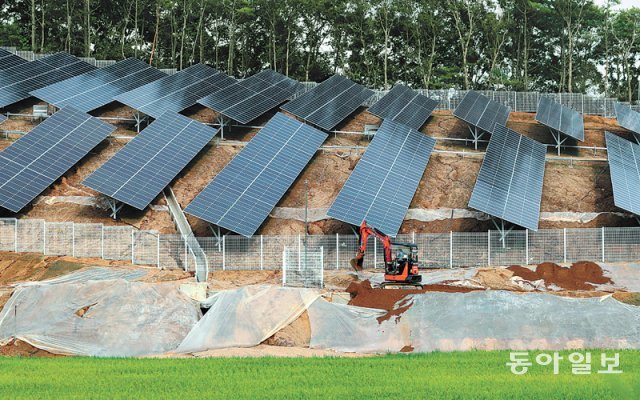 충북 청주시 오창읍의 한 태양광 발전 패널 시설. 금융감독원은 2017년 이후 5조6000억 원 규모로 이뤄진 은행권 태양광 대출에 대해 실태 점검에 나섰다고 21일 밝혔다. 동아일보DB