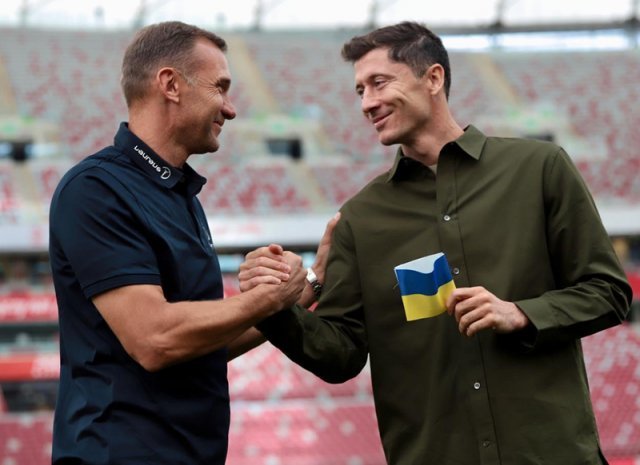 우크라이나 축구 영웅 안드리 셰우첸코(왼쪽)에게 우크라이나 국기 색상의 완장을 선물로 받은 폴란드 축구대표팀 주장 로베르트 레반도프스키. 사진 출처 로베르트 레반도프스키 트위터