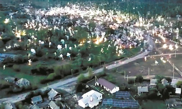 우크라이나 국방부가 20일(현지 시간) 러시아군이 최근 우크라이나 동부 도네츠크의 오제르네 북부 마을에 소이탄 공격을 퍼붓고 있는 장면을 트위터에서 공개했다. 드론으로 촬영된 이 영상에서 소이탄은 하늘에서 터진 뒤 무수한 섬광을 내뿜으며 마을로 떨어졌다. 소이탄은 사람의 뼈를 녹일 만큼 높은 온도로 주변을 태우기 때문에 ‘악마의 무기’로 불린다. 사진 출처 우크라이나 국방부 트위터