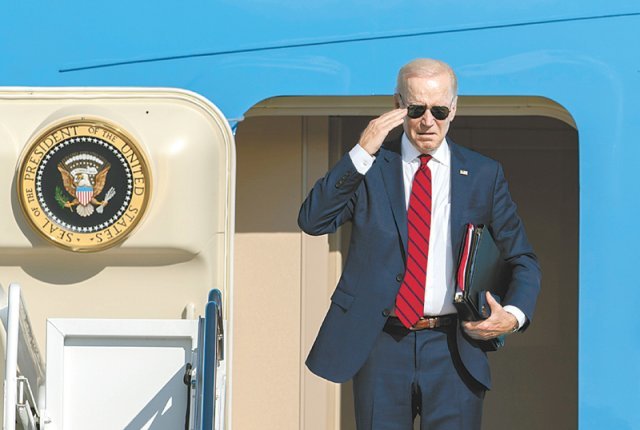 조 바이든 미국 대통령이 20일 메릴랜드주 앤드루스 공군기지에서 유엔 총회에 참석하기 위해 뉴욕으로 향하는 대통령 전용기 에어포스원에 올라 거수경례를 하고 있다. 메릴랜드=AP 뉴시스