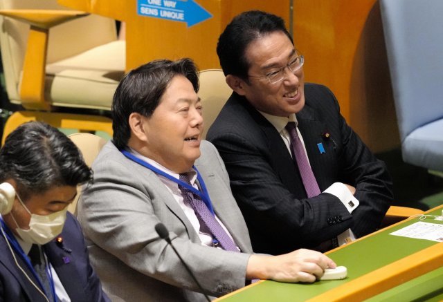 지난 20일(현지시간) UN총회장에 출석한  기시다 일본총리(오른쪽). 아사히신문 제공