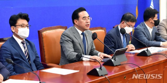 더불어민주당 박홍근 원내대표(왼쪽 두번째)가 22일 오전 서울 여의도 국회에서 열린 정책조정회의에서 발언을 하고 있다. 사진공동취재단