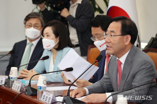 국민의힘 주호영 원내대표(오른쪽)가 22일 오전 서울 여의도 국회에서 열린 비상대책위원회의에서 발언을 하고 있다. 사진공동취재단