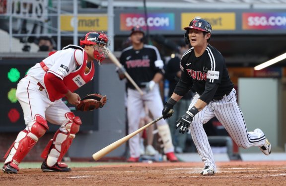 LG 오지환이 5월 20일 문학구장에서 열린 SSG전, 4-2로 앞선 3회초 1사 1루에서 상대 선발 김광현의 피칭에 삼진 아웃당하고 있다. 뉴스1