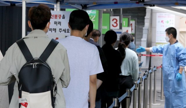 22일 오전 서울 용산구보건소 신종 코로나바이러스 감염증(코로나19) 선별진료소를 찾은 시민들이 검사를 받기 위해 줄을 서고 있다. 2022.9.22/뉴스1