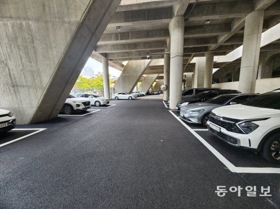 BTS공연을 한 달여 앞둔 16일 부산아시아드주경기장 주차장의 모습. 최대 주차면 수가 89면에 그쳐 평일임에도 주차 공간을 찾기 어렵다. 김화영 기자