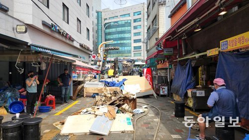 8월 수도권 집중호우로 침수 피해를 입은 거리에서 복구 작업이 이뤄지고 있다. 동아일보DB