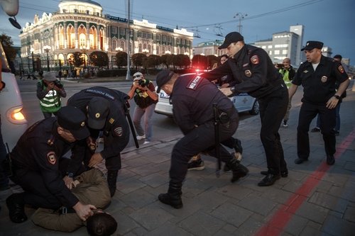 21일(현지시간) 러시아 예카테린부르크에서 블라디미르 푸틴 러시아 대통령의 예비군 일부 동원령에 반대하는 시위대가 체포되고 있다. 예카테린부르크=AP/뉴시스