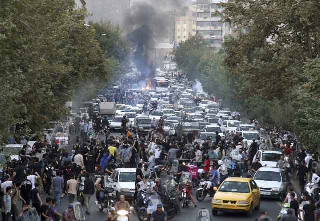 21일(현지시간) AP통신이 이란 밖에서 입수한 시위사진. 대규모 시위대가 도덕 경찰에 구금된 여성의 죽음에 항의하고 있다.  현재 허용됐던 소셜 미디어 중 하나인 인스타그램도 중단됐다고 밝혔다. 테헤란= AP/뉴시스