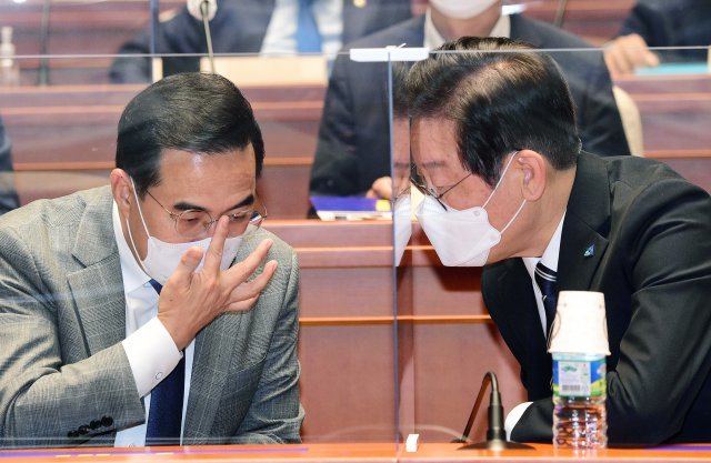 이재명 더불어민주당 대표(오른쪽)와 박홍근 원내대표가 22일 오후 서울 여의도 국회에서 열린 의원총회에서 대화를 하고 있다. 사진공동취재단