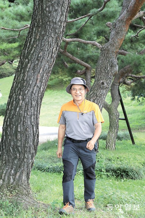 이재희 국제영어대학원대 총장이 서울 올림픽공원 몽촌토성길을 걷고 있다. 20대 말부터 등산을 시작한 그는 아내와 혹은 친구들과 
함께 주기적으로 산을 타며 건강하고 즐거운 100세 시대를 만들어 가고 있다. 이훈구 기자 ufo@donga.com