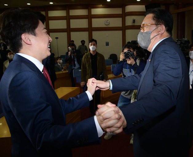 지난 5월 6일 당시 이준석 국민의힘 대표와 정진석 공청관리위원장이 서울 여의도 국회 의원회관에서 제8회 전국동시지방선거 중앙선대위발대식 및 광역단체장 공천장 수여식을 마친 후 손을 잡고 대화하고 있다. ⓒ News1 DB