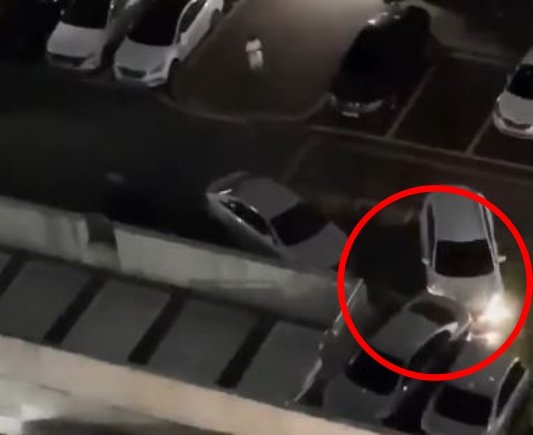 지난 21일 오후 8시 20분경 김해시 외동 한 아파트 지상주차장에서 80대 A 씨가 스포츠유틸리티차량(SUV)을 주차하던 중 다른 차들을 들이받고 있다. 유튜브 캡처