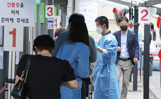 22일 오전 서울 용산구보건소 신종 코로나바이러스 감염증(코로나19) 선별진료소를 찾은 시민들이 검사를 받기 위해 줄을 서고 있다.  2022.9.22 뉴스1
