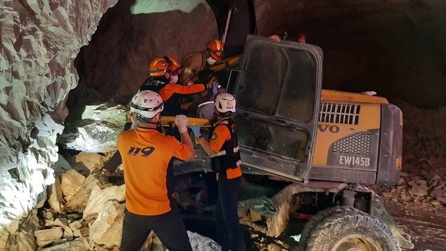 단양군 적성면 하리 광산 갱도에서 작업하던 50대 굴삭기 운전자가 사망하는 사고가 발생했다.(단양소방서 제공)