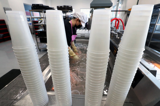 경기도 부천의 다회용컵 세척전문업체 ‘행복브릿지’에서 지난 3월31일 작업자들이 커피전문점에서 들어온 다회용컵을 세척하고 있다. /뉴스1