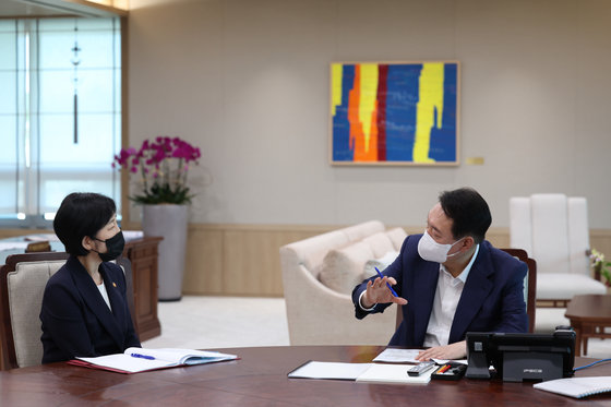 윤석열 대통령이 지난 7월18일 용산 대통령실 청사 집무실에서 한화진 환경부 장관으로부터 독대 형식의 업무보고를 받고 있다. 대통령실 제공