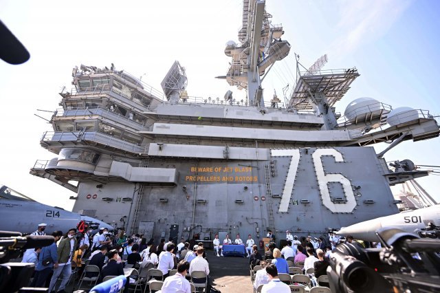 23일 부산 남구 해군작전사령부에 '미해군의 핵추진 항공모함로널드 레이건함(CVN-76)'이 입항한 가운데 로널드레이건 함장 골드해머 대령이 기자들의 질문에 답변을 하고 있다. 사진공동취재단