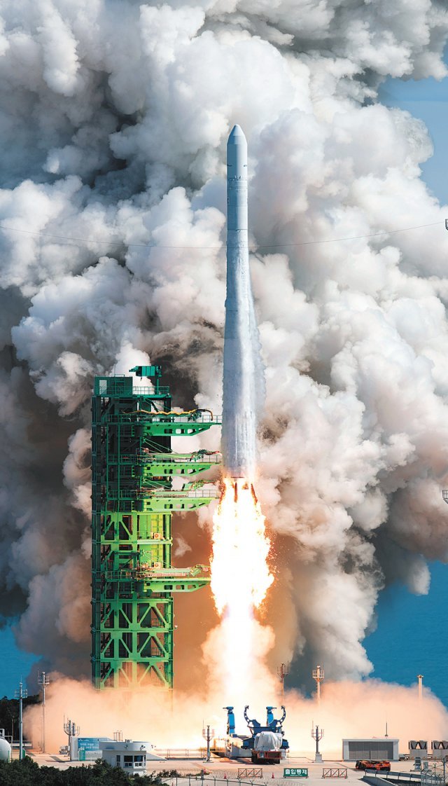 올 6월 21일 누리호가 2차 발사에 성공해 우주로 도약하고 있는 모습. 두 저자는 이륙하는 누리호를 바라보며 “누리호를 뛰어넘는 차세대 발사체 개발”을 꿈꿨다. 김영사 제공
