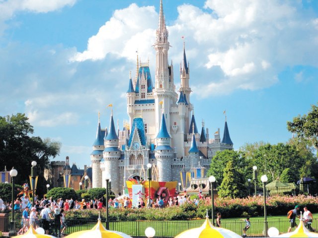 미국 플로리다에 있는 디즈니월드. 저자는 디즈니의 놀이공원들이 일종의 소유권인 놀이시설 이용 권리를 ‘패스트패스’ 도입 등으로 조종해 최대의 이익을 끌어낸다고 설명한다. 사진 출처 Pixabay
