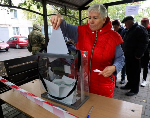 투표용지 훤히 보이는 투표함 23일(현지 시간) 러시아군 점령하에 있는 우크라이나 도네츠크주 마리우폴의 임시 
투표소에서 한 여성이 러시아로의 병합 여부를 정하는 투표를 하고 있다. 5일간의 투표 기간 중 첫 4일간은 당국 직원들이 집에 
찾아가는 방문 투표로 진행돼 공정성에 우려가 제기된다. 마리우폴=AP 뉴시스
