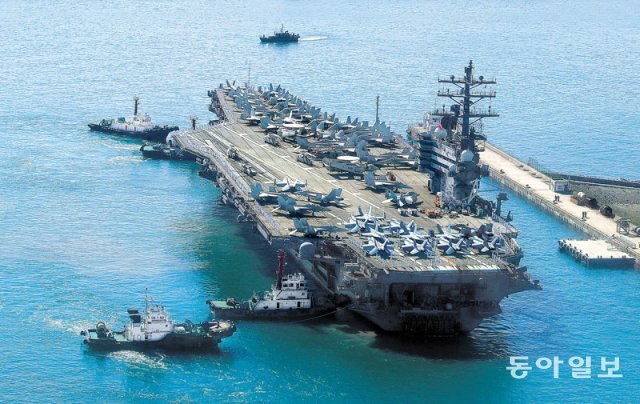 北 핵위협 속, 美핵항모 ‘레이건’ 5년만에 한국에 미 해군의 니미츠급 핵추진 항공모함 로널드레이건(CVN-76)이 
23일 부산 남구에 위치한 해군작전사령부 부산작전기지에 위용을 드러내며 입항하고 있다. 2017년 10월 이후 5년 만에 
부산기지에 입항한 로널드레이건은 슈퍼호닛(F/A-18) 전투기 등 항공기 90여 대를 탑재해 ‘떠다니는 군사기지’로 불린다. 
로널드레이건을 비롯한 미 항모강습단은 이달 말 동해 한국작전구역(KTO)에서 한국 해군과 연합 해상훈련을 실시한다. 선제 핵공격을
 포함한 ‘핵무력 법제화’로 한미를 위협한 북한에 강력한 경고 메시지를 발신하는 것이다. 부산=박경모 기자 
momo@donga.com