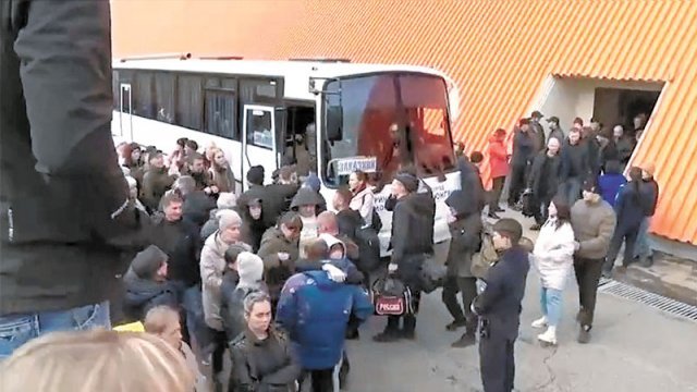무차별 징집에 예기치 않은 이별 22일(현지 시간) 러시아 동부 사하공화국 야쿠츠크의 네륭그리 마을에서 우크라이나 
전쟁에 동원된 러시아 남성들이 입영 버스에 탑승하기 전 가족들과 작별 인사를 나누고 있다. 러시아 당국은 반전 시위에 참여한 
대학생이나 시위 현장을 취재하던 기자에게 군 소집에 응할 것을 요구하는 등 무차별적인 징집에 나섰다. 텔레그램 캡처