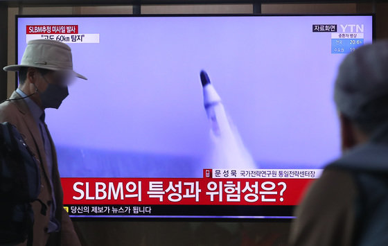 북한이 잠수함발사탄도미사일(SLBM) 1발을 발사한 지난 5월7일 서울 중구 서울역 대합실 TV에 관련 뉴스가 나오고 있다. /뉴스1 ⓒ News1