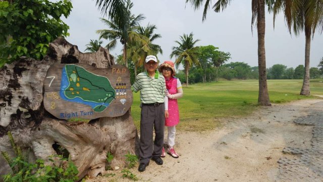 이재희 총장(왼쪽)이 아내 피순화 씨와 태국에서 골프를 친 뒤 포즈를 취했다. 이재희 총장 제공.