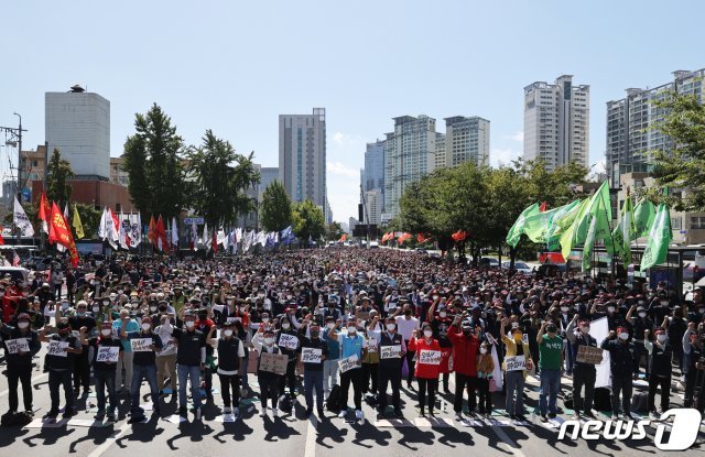 민주노총 조합원들이 24일 오후 서울 용산 삼각지역 앞에서 ‘전국 동시 결의대회’를 열고 반노동 정책 중단 등을 촉구하고 있다.뉴스1