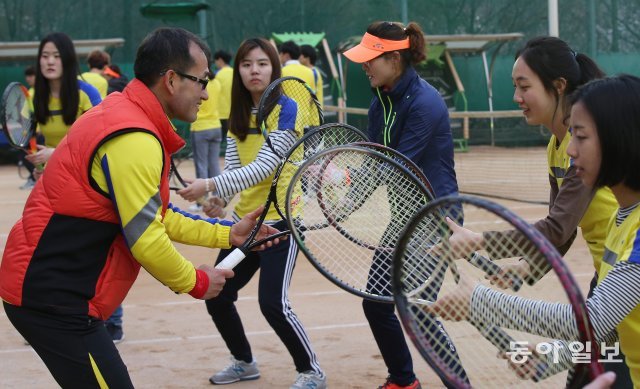 테니스 재능기부 행사에서 참가자들이 기본 자세를 배우고 있는 모습. 박영대 기자 sannae@donga.com
