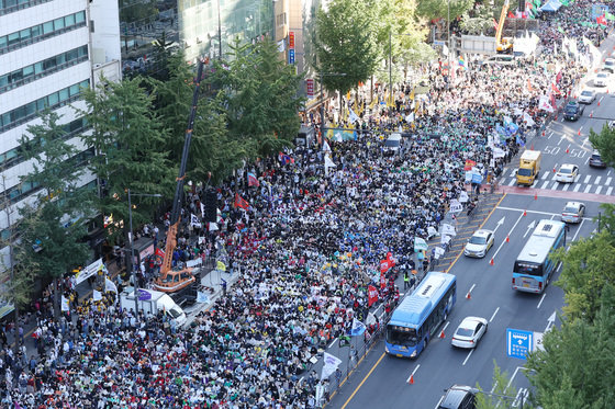 924 기후정의행진 참가자들이 24일 서울시청 인근 세종대로에서 화석 연료와 생명 파괴 체제 종식을 촉구하는 집회를 하고 있다. 2022.9.24 뉴스1