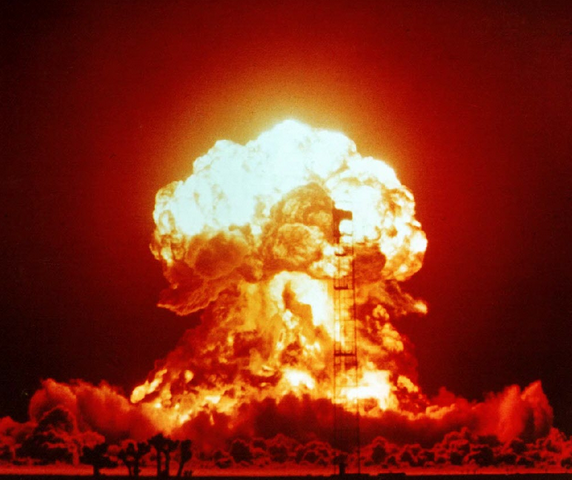1953년 미국 네바다주 핵실험지구에서 핵폭탄 폭발 실험을 하는 장면. 위키피디아