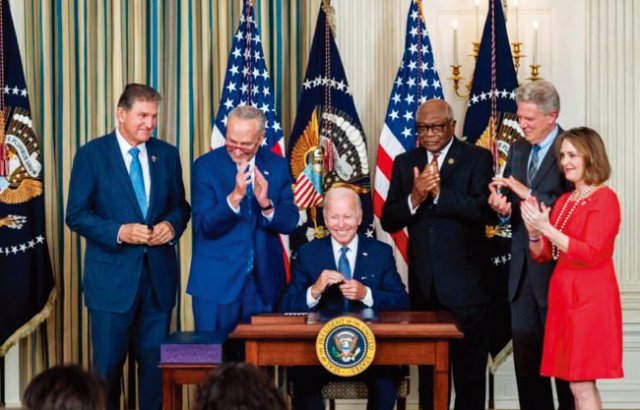 조 바이든 미국 대통령(가운데)이
8월 16일(현지 시간) 인플레이션
감축법(IRA)에 서명한 후 웃음 짓고 있다. [조 바이든 트위터]