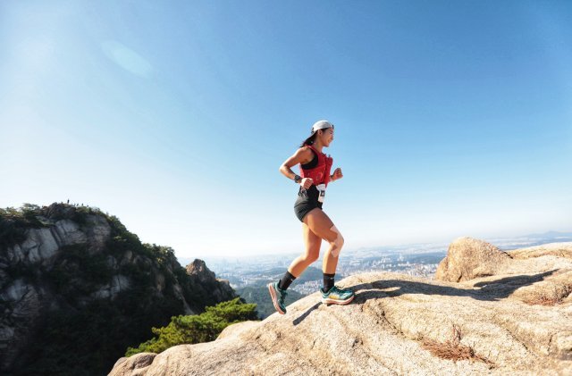 24일 열린 2022 서울트레일온런 30km 여자부 우승자 안기현 씨가 산악 구간을 달리고 있다. 서울트레일온런 사무국