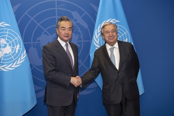 안토니우 구테흐스 유엔 사무총장(오른쪽)을 만난 중국 왕이 외교부장