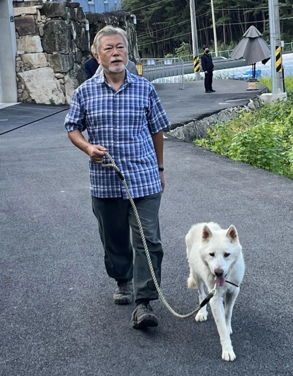 경남 양산 평산마을을 반려견 마루와 함께 산책중인 문재인 전 대통령. (SNS 갈무리) ⓒ 뉴스1