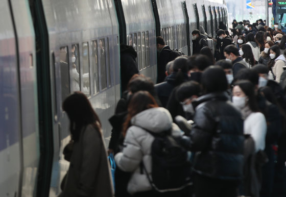 설 연휴 마지막날인 2일 오후 KTX울산역에서 귀경객들이 열차에 탑승하고 있다. 2022.2.2 뉴스1