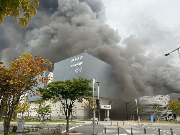 26일 오전 7시45분께 대전 유성구 현대프리미엄 아울렛 지하에서 불이 났다. (독자 제공.)