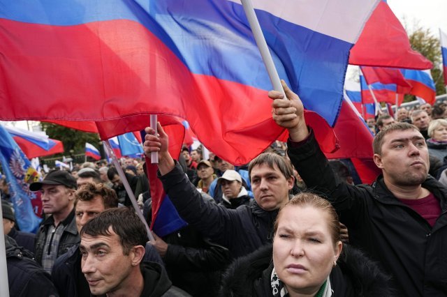 러시아 국기를 든 시위대가 11일(현지시간) 모스크바 크렘린 근처 붉은 광장에서 점령지역 병합 국민투표를 지지하는 시위를 벌이고 있다. 모스크바=AP/뉴시스