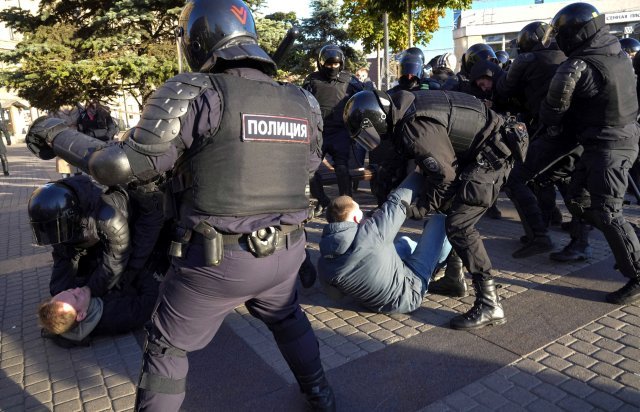 24일(현지시간) 러시아 상트페테르부르크에서 동원령에 반대하는 시위대를 경찰이 진압하고 있다. 상트페테르부르크=AP/뉴시스
