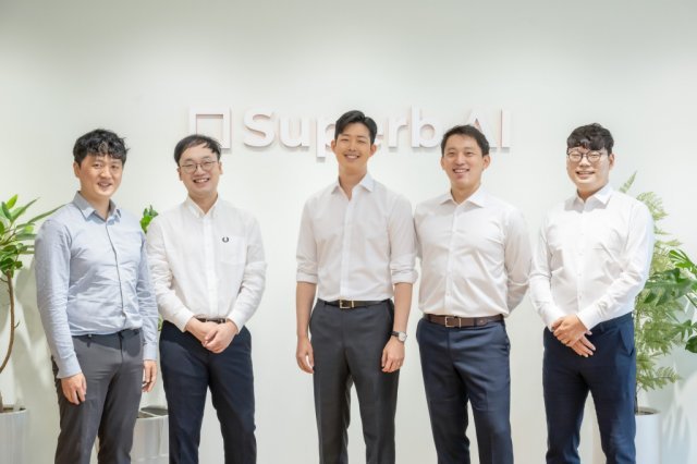 이종혁, 이정권(CTO), 김현수(CEO), 이현동, 차문수 공동창업자(왼쪽부터), 출처: 슈퍼브에이아이
